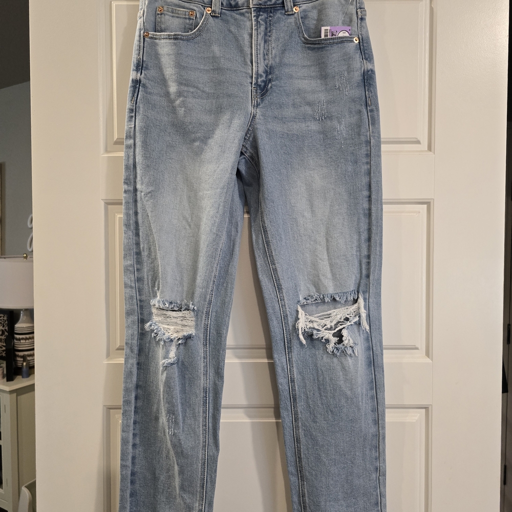 Light Wash Distressed Straight-Leg Jeans – Women